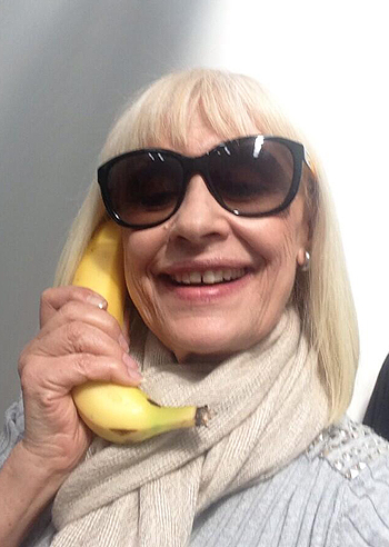 Da Boateng alla Carrà: i vip mangiano la banana contro il razzismo