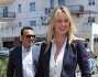 Anna Falchi accolta da un bagno di folla in Calabria: foto