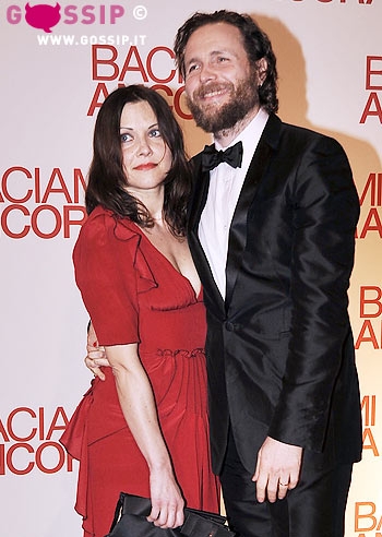  con la moglie Francesca Valiani sul red carpet della premiere del film