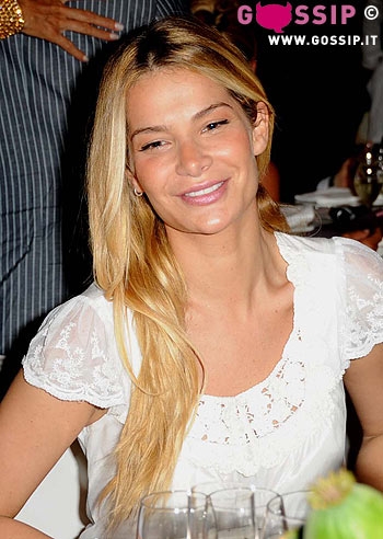 Ilaria Spada, bionda da poche settimane, ha deciso di non lasciare più