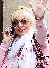 Antonella Clerici a passeggio in tuta sceglie il total pink: le foto