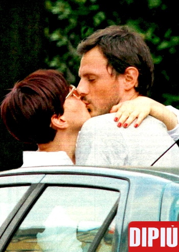 Baci e coccole alla luce del sole per Arisa ed il suo fidanzato Lorenzo - Foto e Gossip