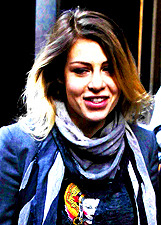 Barbara Berlusconi, casual e sorridente, fa shopping in centro a Milano: foto