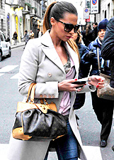 Barbara Guerra a passeggio con look all'ultimo grido e super bag: le foto