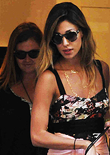 Belen Rodriguez fa shopping con mamma Veronica e la sorella Cecilia: le foto