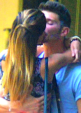 Belen Rodriguez accompagna De Martino a fare fisioterapia e scatta il bacio: le foto 