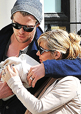 Chris Hemsworth porta in braccio la piccola India Rose. Con lui la moglie Elsa Pataky: le foto