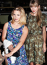 Taylor Swift e la star di 'Glee' Dianna Agron amiche del cuore. A cena insieme, sfoggiano anche un look molto simile: foto
