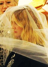 Drew Barrymoore prova il velo da sposa in un negozio di NY con mamma Coco: le foto