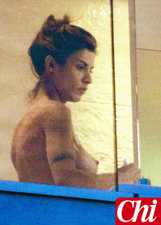 Elisabetta Canalis in topless nella sua stanza d'albergo a Rimini: le foto