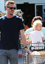 Eric Dane al supermercato con la figlia. La star di 'Grey's Anatomy' casalingo perfetto: foto