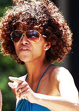 Halle Berry si arrabbia con i paparazzi che non la lasciano mai in pace: le foto
