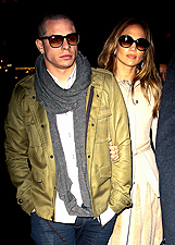 Jennifer Lopez e Caspar Smart, 18 anni di differenza, mano nella mano a NY: foto