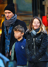 Jude Law a spasso per Cardiff con i figli Iris e Rudy: le foto
