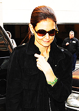 Katie Holmes nel freddo di New York non rinuncia a qualche sfizio fashion: foto