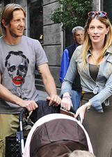 Massimo Ambrosini del Milan a spasso con moglie e figli: foto