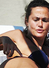 Samantha De Grenet non supera la prova bikini a Fregene: le foto