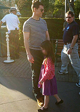 Tom Cruise a Disneyland insieme alla figlia Suri: foto