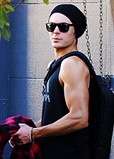 Zac Efron mette in mostra i suoi bicipiti. Cos� muscoloso non si era mai visto: le foto