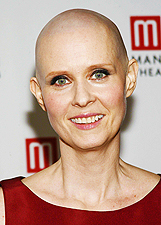 Cynthia Nixon si � rasata a zero per recitare a Broadway: le foto