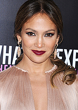 Jennifer Lopez, la celebrit� pi� potente del mondo secondo Forbes, bellissima  e in gran forma sul red carpet di 'What To Expect When You're Expecting': foto