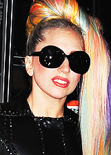 Lady Gaga sbarca in Giappone con i capelli arcobaleno: foto