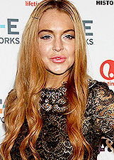 Lindsay Lohan sul red carpet con il volto gonfio per colpa del botox: le foto
