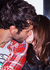 Ilenia Pastorelli e Rudolf Mernone del GF12 allo scoperto. Si baciano alla festa del gieffino Mirko D'Arpa: foto