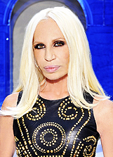 Donatella Versace diventa modella per <em>H&M</em>: foto 