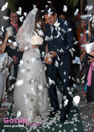 Petali di rose al matrimonio di Gianluca Zambrotta e Valentina Liguori