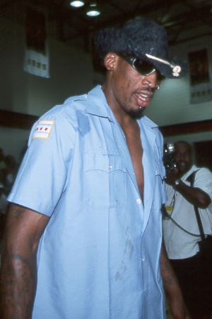 Dennis Rodman tra palleggi e 'palpeggi' Dennis Rodman tra palleggi e 'palpeggi'