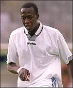 Fadiga riceve in dono la collana che aveva rubato