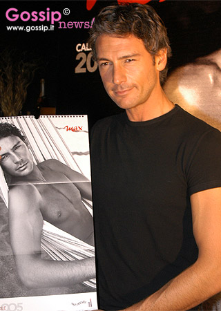 Via la divisa, il 2005 mette Farnesi a nudo