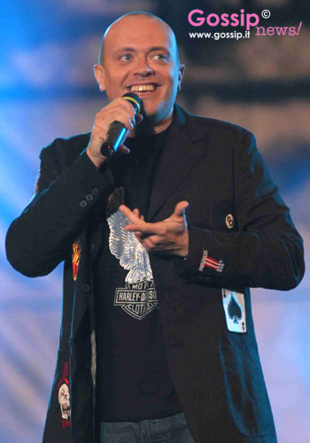 Max Pezzali: fiori d'arancio, un jeans ed una maglietta