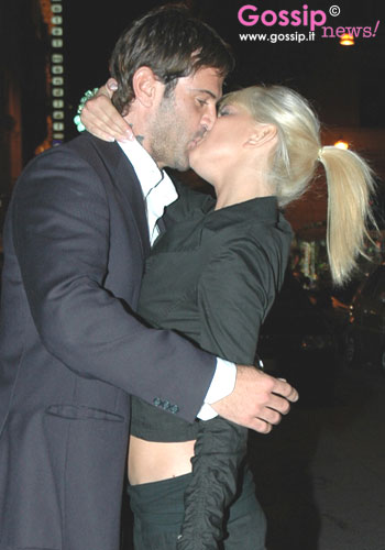 Ascanio e Katia: baci alla luce... dei flash