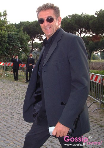 Ezio Greggio innamorato: striscina la fidanzatina