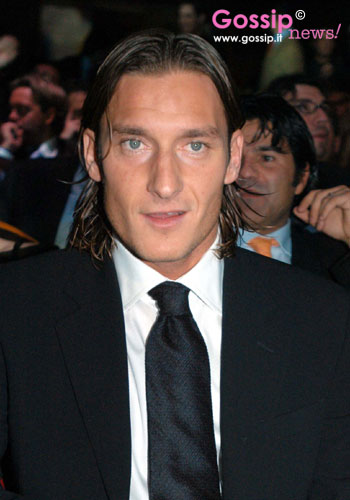 Francesco Totti, cantante per beneficenza Francesco Totti, cantante per beneficenza