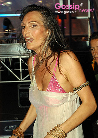 Un dècolleté nuovo di zecca per Anna Oxa