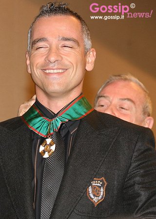 Onoreficenza a Eros, scoppia la polemica