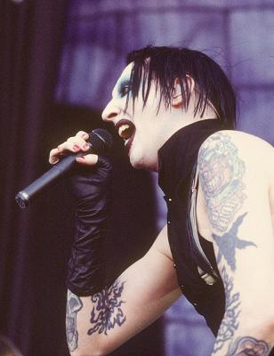 Il Diavolo e l'acqua santa: Marilyn Manson all'altare Il Diavolo e l'acqua santa: Marilyn Manson all'altare