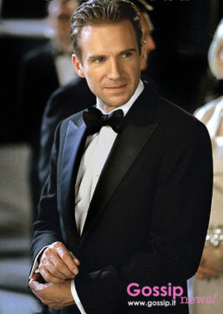 A Ralph Fiennes piace farlo in aereo