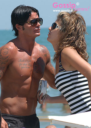 Moschino, abbronzatura perfetta