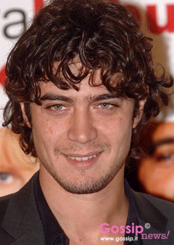 Riccardo Scamarcio tra i banchi di scuola