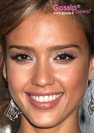 Jessica Alba no nuda con il pancione