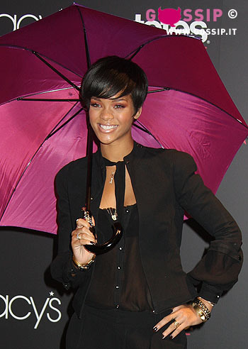 Dalle parole ai fatti: Rihanna lancia i suoi 'umbrella'