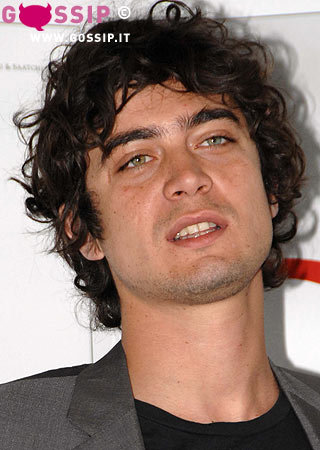 Scamarcio fra le bionde. Attenta Valeria!