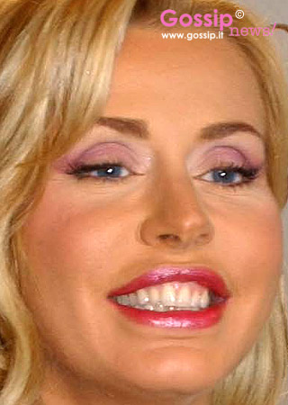 Valeria Marini, sulla lambretta dell'amore