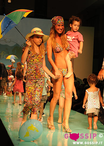 Mosetti, mamma che bikini!