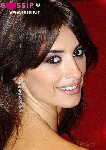 Penelope e Scarlett, bacio appassionato