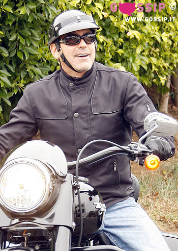 Clooney, sulle due ruote è più sexy!
